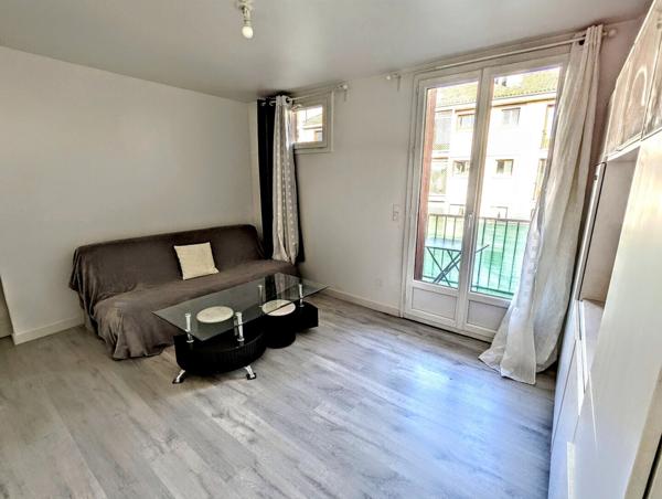 T2 vendu meublé avec balcon et cave, idéal investisseur