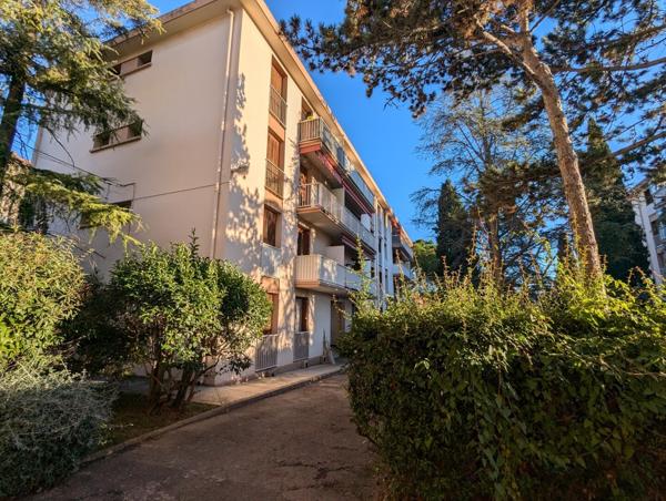 T2 vendu meublé avec balcon et cave, idéal investisseur