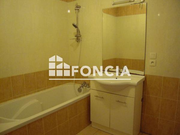 Location Appartement 2 pièces 60 m² - 12 PLACE DU CHATEAU Saramon 32450