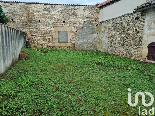 Maison de village 5 pièces de 152 m² à Blanzay (86400)