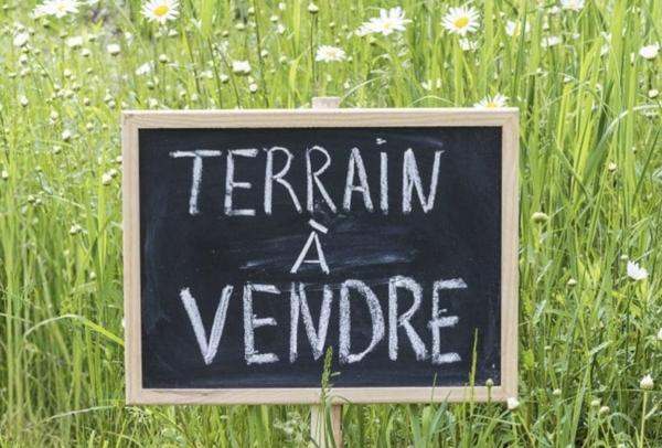 Terrain
        
        - 621 m² 6 247 € *
