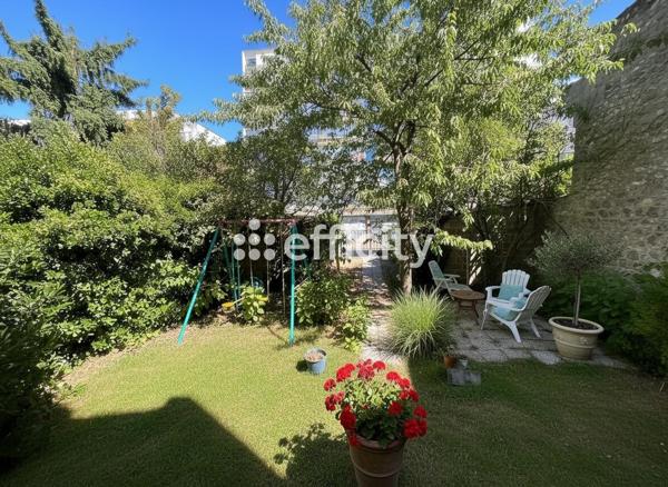 Maison
         6 pièces
        - 180 m² Bien prestige 580 000 € *