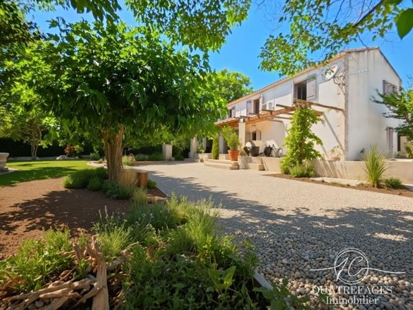 Villa dans un parc arboré exceptionnel avec piscine couverte.