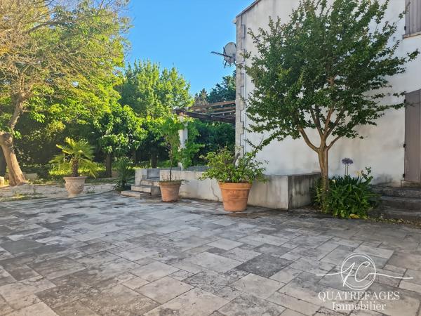 Villa dans un parc arboré exceptionnel avec piscine couverte.