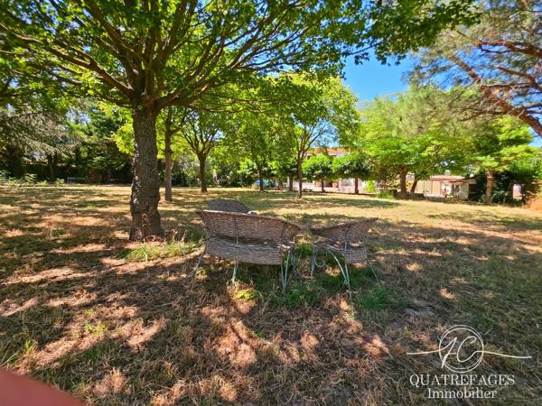 Villa dans un parc arboré exceptionnel avec piscine couverte.