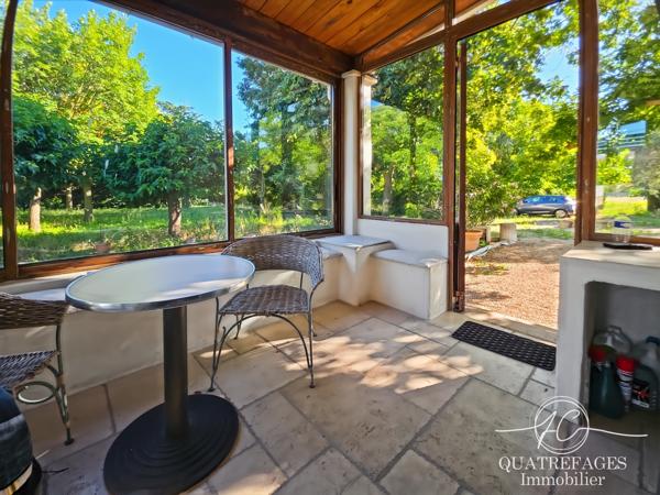 Villa dans un parc arboré exceptionnel avec piscine couverte.