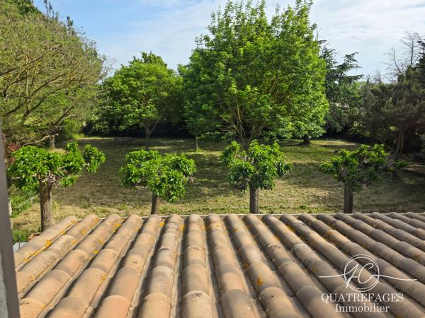 Villa dans un parc arboré exceptionnel avec piscine couverte.