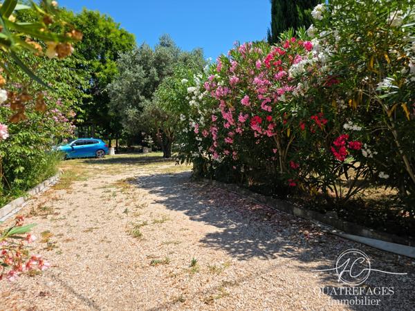 Villa dans un parc arboré exceptionnel avec piscine couverte.
