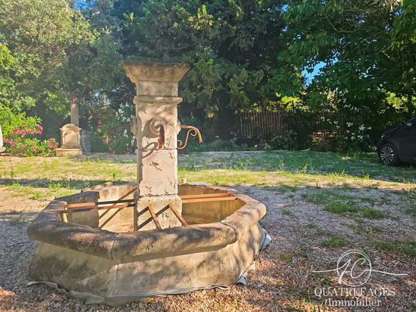 Villa dans un parc arboré exceptionnel avec piscine couverte.