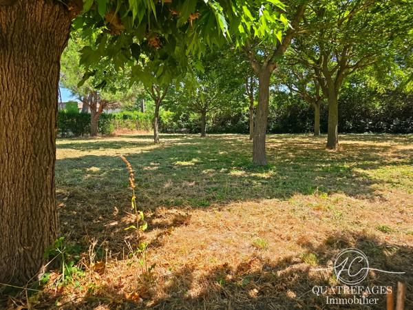 Villa dans un parc arboré exceptionnel avec piscine couverte.
