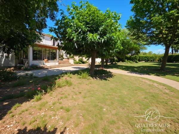 Villa dans un parc arboré exceptionnel avec piscine couverte.
