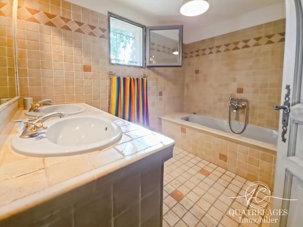 Villa dans un parc arboré exceptionnel avec piscine couverte.