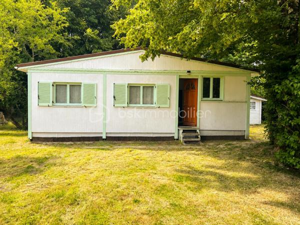🌿 Chalet résidentiel de 55 m² dans un environnement privilégié avec lac et espaces verts

Situé au sein d'une copropriété calme, verdoyante et boisée, offrant un cadre de vie exceptionnel avec lac et nombreux espaces verts, ce chalet fixe de 55 m² est implanté sur une parcelle de 386 m² soigneusement entretenue.

L'intérieur se compose de :

Une agréable pièce de vie lumineuse,
Une cuisine indépendante,
Deux chambres,
Une salle de bains équipée d'une baignoire d'angle,
Un WC séparé.

Pour votre confort, le chalet est équipé de climatisations réversibles, assurant chauffage et fraîcheur tout au long de l'année.

À l'extérieur, vous profiterez d'un jardin parfaitement entretenu, idéal pour les moments de détente. Un carport permet le stationnement de votre véhicule et un abri de jardin de 9 m² offre un espace de rangement supplémentaire.

Les atouts :

✅ Parcelle de 386 m²
✅ 2 chambres
✅ Climatisations réversibles
✅ Salle de bains avec baignoire d'angle
✅ Carport
✅ Abri de jardin de 9 m²
✅ Environnement calme et nature
✅ Lac et espaces verts au sein de la copropriété

Un véritable havre de paix pour une résidence principale, secondaire ou un pied-à-terre au vert.
Le domaine en bordure d'un étang, dispose d'un terrain de tennis et des terrains de boules ombragés.
