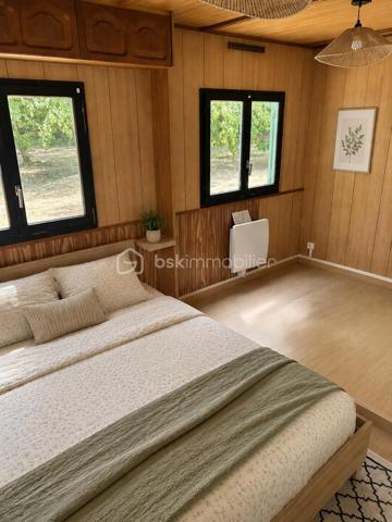 🌿 Chalet résidentiel de 55 m² dans un environnement privilégié avec lac et espaces verts

Situé au sein d'une copropriété calme, verdoyante et boisée, offrant un cadre de vie exceptionnel avec lac et nombreux espaces verts, ce chalet fixe de 55 m² est implanté sur une parcelle de 386 m² soigneusement entretenue.

L'intérieur se compose de :

Une agréable pièce de vie lumineuse,
Une cuisine indépendante,
Deux chambres,
Une salle de bains équipée d'une baignoire d'angle,
Un WC séparé.

Pour votre confort, le chalet est équipé de climatisations réversibles, assurant chauffage et fraîcheur tout au long de l'année.

À l'extérieur, vous profiterez d'un jardin parfaitement entretenu, idéal pour les moments de détente. Un carport permet le stationnement de votre véhicule et un abri de jardin de 9 m² offre un espace de rangement supplémentaire.

Les atouts :

✅ Parcelle de 386 m²
✅ 2 chambres
✅ Climatisations réversibles
✅ Salle de bains avec baignoire d'angle
✅ Carport
✅ Abri de jardin de 9 m²
✅ Environnement calme et nature
✅ Lac et espaces verts au sein de la copropriété

Un véritable havre de paix pour une résidence principale, secondaire ou un pied-à-terre au vert.
Le domaine en bordure d'un étang, dispose d'un terrain de tennis et des terrains de boules ombragés.
