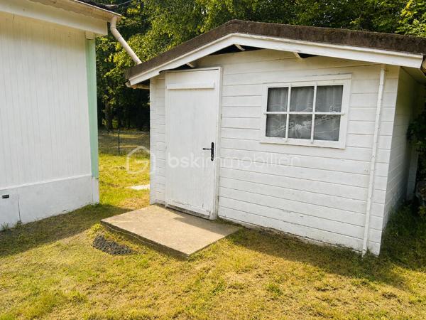 🌿 Chalet résidentiel de 55 m² dans un environnement privilégié avec lac et espaces verts

Situé au sein d'une copropriété calme, verdoyante et boisée, offrant un cadre de vie exceptionnel avec lac et nombreux espaces verts, ce chalet fixe de 55 m² est implanté sur une parcelle de 386 m² soigneusement entretenue.

L'intérieur se compose de :

Une agréable pièce de vie lumineuse,
Une cuisine indépendante,
Deux chambres,
Une salle de bains équipée d'une baignoire d'angle,
Un WC séparé.

Pour votre confort, le chalet est équipé de climatisations réversibles, assurant chauffage et fraîcheur tout au long de l'année.

À l'extérieur, vous profiterez d'un jardin parfaitement entretenu, idéal pour les moments de détente. Un carport permet le stationnement de votre véhicule et un abri de jardin de 9 m² offre un espace de rangement supplémentaire.

Les atouts :

✅ Parcelle de 386 m²
✅ 2 chambres
✅ Climatisations réversibles
✅ Salle de bains avec baignoire d'angle
✅ Carport
✅ Abri de jardin de 9 m²
✅ Environnement calme et nature
✅ Lac et espaces verts au sein de la copropriété

Un véritable havre de paix pour une résidence principale, secondaire ou un pied-à-terre au vert.
Le domaine en bordure d'un étang, dispose d'un terrain de tennis et des terrains de boules ombragés.