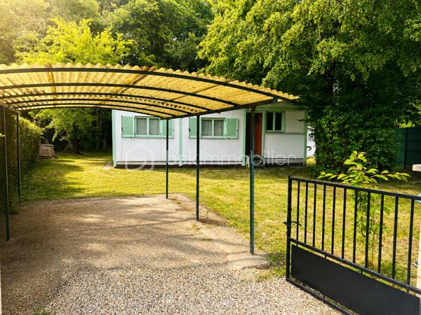 🌿 Chalet résidentiel de 55 m² dans un environnement privilégié avec lac et espaces verts

Situé au sein d'une copropriété calme, verdoyante et boisée, offrant un cadre de vie exceptionnel avec lac et nombreux espaces verts, ce chalet fixe de 55 m² est implanté sur une parcelle de 386 m² soigneusement entretenue.

L'intérieur se compose de :

Une agréable pièce de vie lumineuse,
Une cuisine indépendante,
Deux chambres,
Une salle de bains équipée d'une baignoire d'angle,
Un WC séparé.

Pour votre confort, le chalet est équipé de climatisations réversibles, assurant chauffage et fraîcheur tout au long de l'année.

À l'extérieur, vous profiterez d'un jardin parfaitement entretenu, idéal pour les moments de détente. Un carport permet le stationnement de votre véhicule et un abri de jardin de 9 m² offre un espace de rangement supplémentaire.

Les atouts :

✅ Parcelle de 386 m²
✅ 2 chambres
✅ Climatisations réversibles
✅ Salle de bains avec baignoire d'angle
✅ Carport
✅ Abri de jardin de 9 m²
✅ Environnement calme et nature
✅ Lac et espaces verts au sein de la copropriété

Un véritable havre de paix pour une résidence principale, secondaire ou un pied-à-terre au vert.
Le domaine en bordure d'un étang, dispose d'un terrain de tennis et des terrains de boules ombragés.