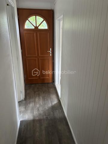 🌿 Chalet résidentiel de 55 m² dans un environnement privilégié avec lac et espaces verts

Situé au sein d'une copropriété calme, verdoyante et boisée, offrant un cadre de vie exceptionnel avec lac et nombreux espaces verts, ce chalet fixe de 55 m² est implanté sur une parcelle de 386 m² soigneusement entretenue.

L'intérieur se compose de :

Une agréable pièce de vie lumineuse,
Une cuisine indépendante,
Deux chambres,
Une salle de bains équipée d'une baignoire d'angle,
Un WC séparé.

Pour votre confort, le chalet est équipé de climatisations réversibles, assurant chauffage et fraîcheur tout au long de l'année.

À l'extérieur, vous profiterez d'un jardin parfaitement entretenu, idéal pour les moments de détente. Un carport permet le stationnement de votre véhicule et un abri de jardin de 9 m² offre un espace de rangement supplémentaire.

Les atouts :

✅ Parcelle de 386 m²
✅ 2 chambres
✅ Climatisations réversibles
✅ Salle de bains avec baignoire d'angle
✅ Carport
✅ Abri de jardin de 9 m²
✅ Environnement calme et nature
✅ Lac et espaces verts au sein de la copropriété

Un véritable havre de paix pour une résidence principale, secondaire ou un pied-à-terre au vert.
Le domaine en bordure d'un étang, dispose d'un terrain de tennis et des terrains de boules ombragés.