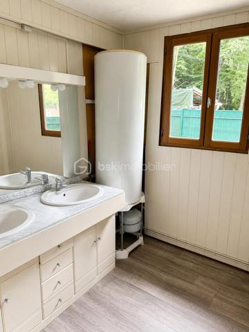 🌿 Chalet résidentiel de 55 m² dans un environnement privilégié avec lac et espaces verts

Situé au sein d'une copropriété calme, verdoyante et boisée, offrant un cadre de vie exceptionnel avec lac et nombreux espaces verts, ce chalet fixe de 55 m² est implanté sur une parcelle de 386 m² soigneusement entretenue.

L'intérieur se compose de :

Une agréable pièce de vie lumineuse,
Une cuisine indépendante,
Deux chambres,
Une salle de bains équipée d'une baignoire d'angle,
Un WC séparé.

Pour votre confort, le chalet est équipé de climatisations réversibles, assurant chauffage et fraîcheur tout au long de l'année.

À l'extérieur, vous profiterez d'un jardin parfaitement entretenu, idéal pour les moments de détente. Un carport permet le stationnement de votre véhicule et un abri de jardin de 9 m² offre un espace de rangement supplémentaire.

Les atouts :

✅ Parcelle de 386 m²
✅ 2 chambres
✅ Climatisations réversibles
✅ Salle de bains avec baignoire d'angle
✅ Carport
✅ Abri de jardin de 9 m²
✅ Environnement calme et nature
✅ Lac et espaces verts au sein de la copropriété

Un véritable havre de paix pour une résidence principale, secondaire ou un pied-à-terre au vert.
Le domaine en bordure d'un étang, dispose d'un terrain de tennis et des terrains de boules ombragés.