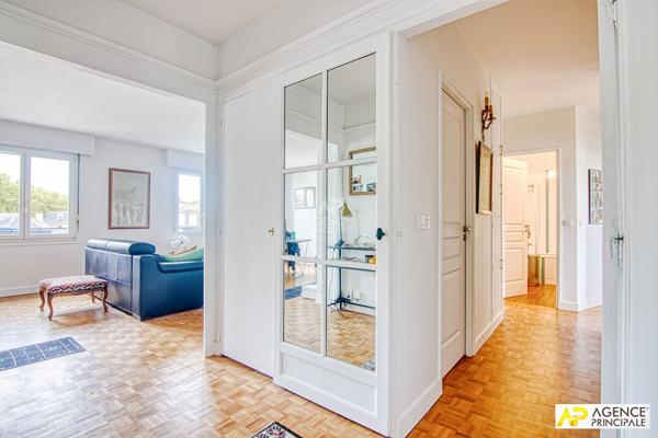 Versailles Notre-Dame Boulevard de la Reine Appartement 5 pièces 103 m² situé au 5ème et dernier étage avec ascenseur, cave et parking en sous-sol 795 000 € **  - Référence  28261