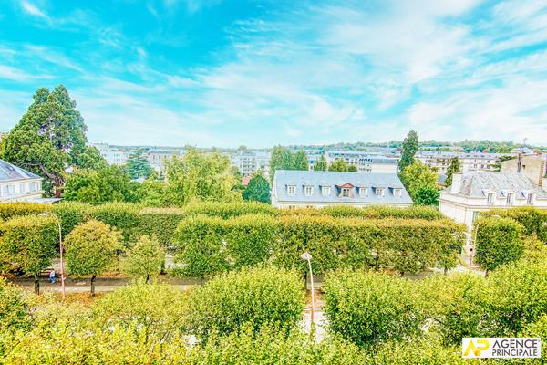 Versailles Notre-Dame Boulevard de la Reine Appartement 5 pièces 103 m² situé au 5ème et dernier étage avec ascenseur, cave et parking en sous-sol 795 000 € **  - Référence  28261