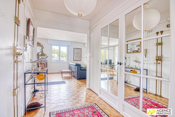Versailles Notre-Dame Boulevard de la Reine Appartement 5 pièces 103 m² situé au 5ème et dernier étage avec ascenseur, cave et parking en sous-sol 795 000 € **  - Référence  28261