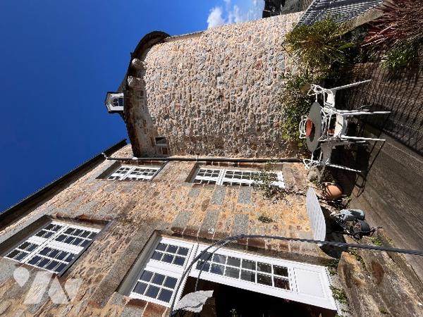 Propriété de caractère classée monument historique, au sein de la cité médiévale de DOMFRONT (Orne).