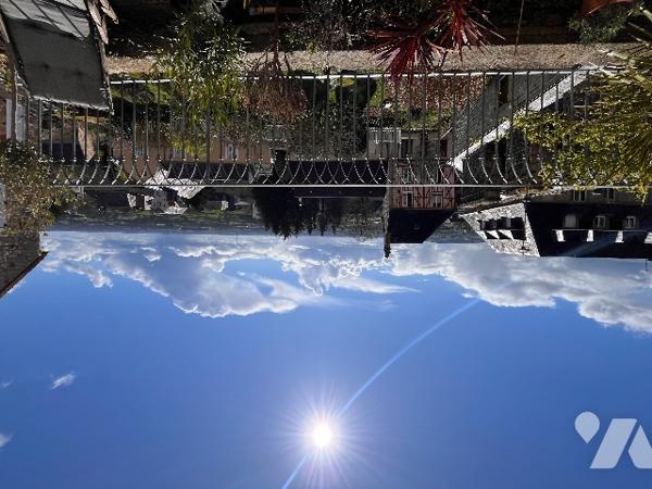 Propriété de caractère classée monument historique, au sein de la cité médiévale de DOMFRONT (Orne).