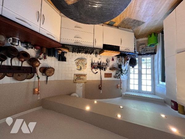 Propriété de caractère classée monument historique, au sein de la cité médiévale de DOMFRONT (Orne).