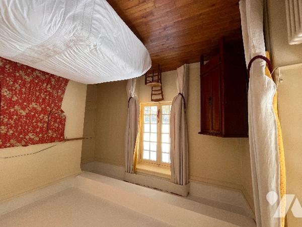 Propriété de caractère classée monument historique, au sein de la cité médiévale de DOMFRONT (Orne).