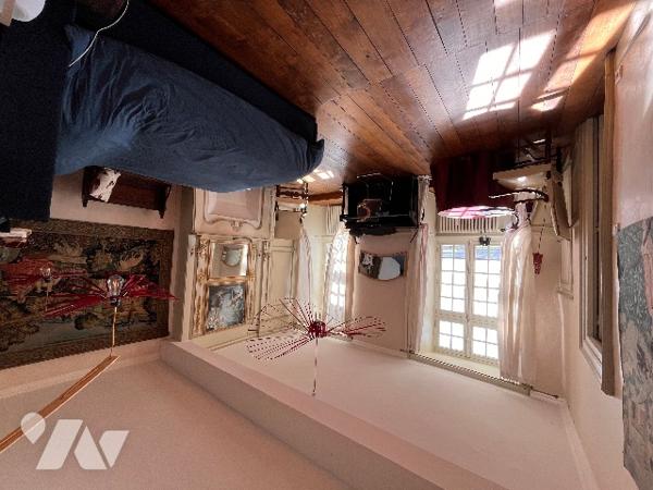 Propriété de caractère classée monument historique, au sein de la cité médiévale de DOMFRONT (Orne).