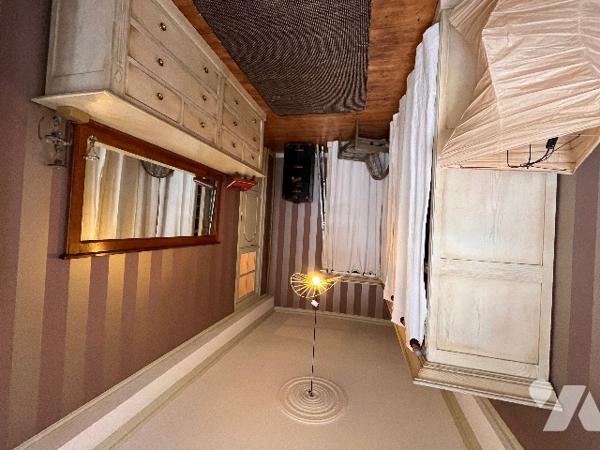 Propriété de caractère classée monument historique, au sein de la cité médiévale de DOMFRONT (Orne).