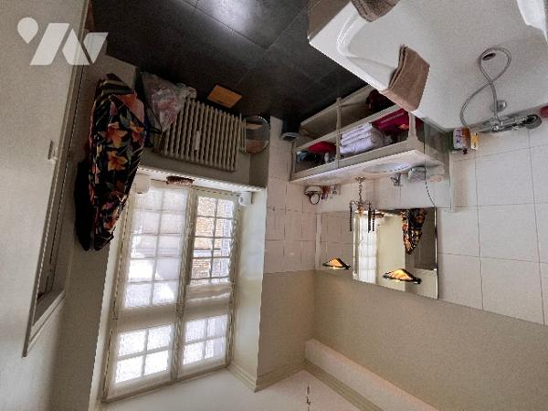 Propriété de caractère classée monument historique, au sein de la cité médiévale de DOMFRONT (Orne).