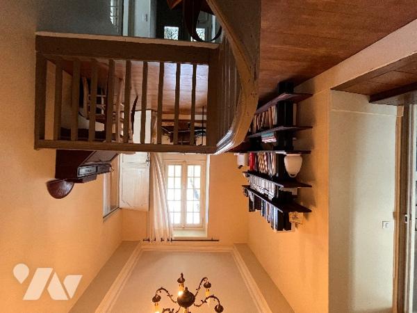 Propriété de caractère classée monument historique, au sein de la cité médiévale de DOMFRONT (Orne).