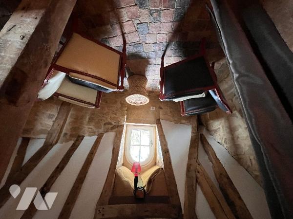 Propriété de caractère classée monument historique, au sein de la cité médiévale de DOMFRONT (Orne).
