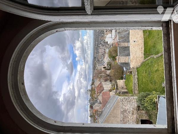 Propriété de caractère classée monument historique, au sein de la cité médiévale de DOMFRONT (Orne).