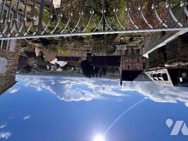 Propriété de caractère classée monument historique, au sein de la cité médiévale de DOMFRONT (Orne).