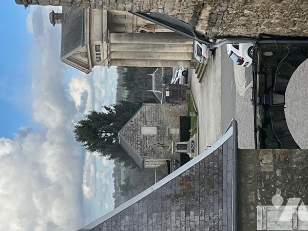 Propriété de caractère classée monument historique, au sein de la cité médiévale de DOMFRONT (Orne).