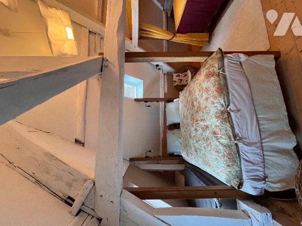 Propriété de caractère classée monument historique, au sein de la cité médiévale de DOMFRONT (Orne).