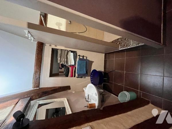 Propriété de caractère classée monument historique, au sein de la cité médiévale de DOMFRONT (Orne).