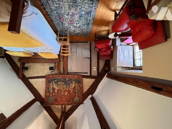 Propriété de caractère classée monument historique, au sein de la cité médiévale de DOMFRONT (Orne).