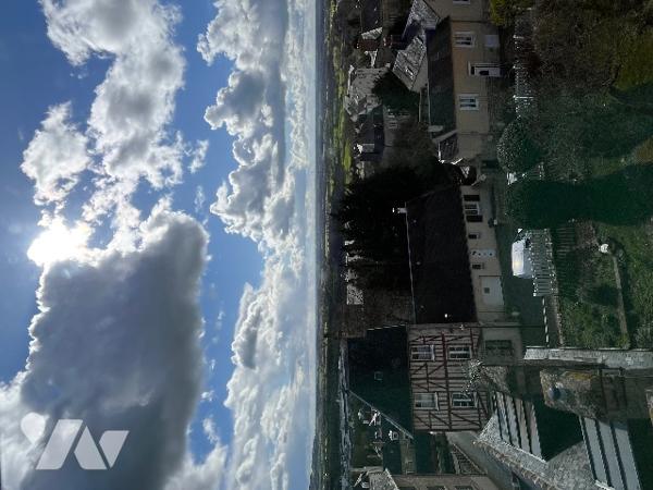 Propriété de caractère classée monument historique, au sein de la cité médiévale de DOMFRONT (Orne).