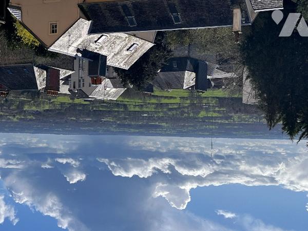 Propriété de caractère classée monument historique, au sein de la cité médiévale de DOMFRONT (Orne).
