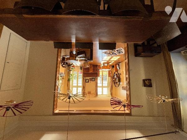 Propriété de caractère classée monument historique, au sein de la cité médiévale de DOMFRONT (Orne).