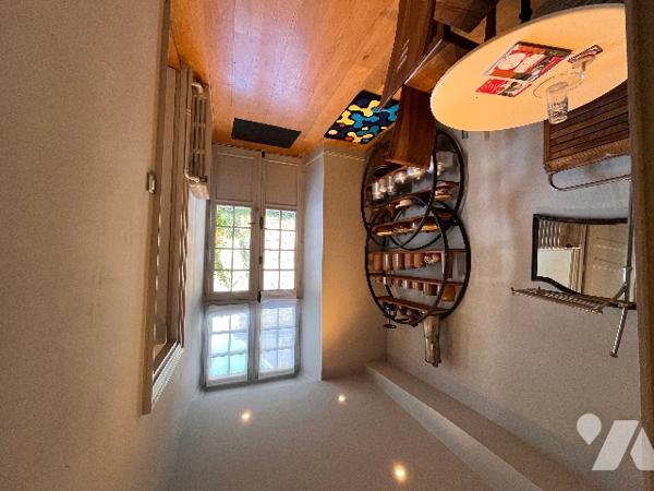 Propriété de caractère classée monument historique, au sein de la cité médiévale de DOMFRONT (Orne).