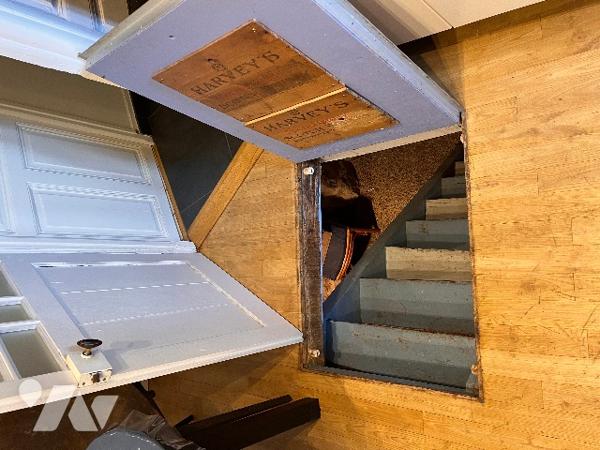 Propriété de caractère classée monument historique, au sein de la cité médiévale de DOMFRONT (Orne).