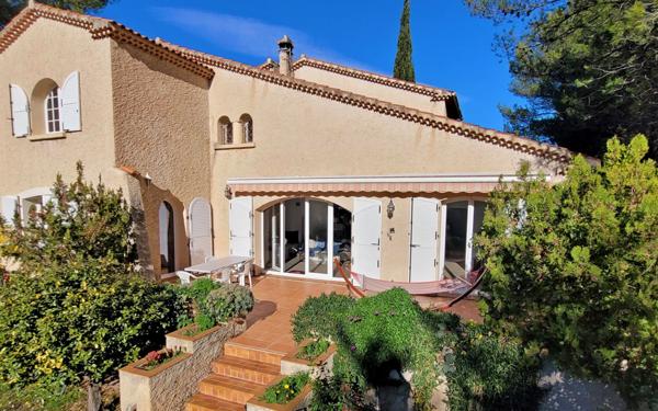 Maison à vendre    6 pièces •  Le Beausset
