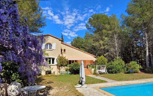 Maison à vendre    6 pièces •  Le Beausset