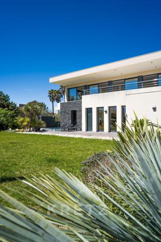 Villa d’architecte en première ligne face à la mer