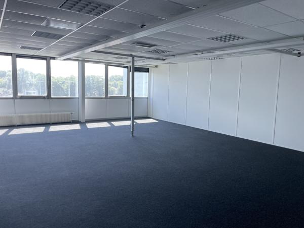 A LOUER BUREAUX - Z.A. DE SENLIS