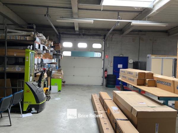 Bâtiment d activités indépendant à louer à Décines-Charpieu avec parkings